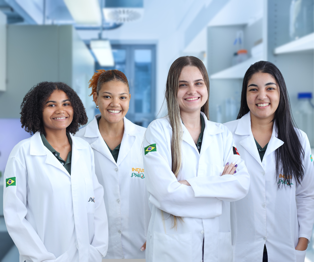 Equipe PHIQ LAB no laboratório